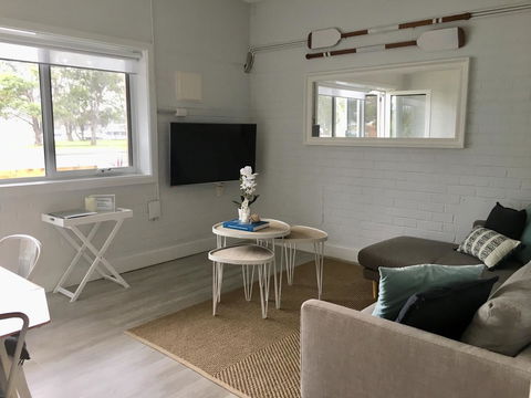 The Wheelhouse - 2BR Waterfront Apt In Town - QLD Tourism 1