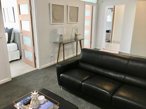 The Wheelhouse - 2BR Waterfront Apt In Town - QLD Tourism 10