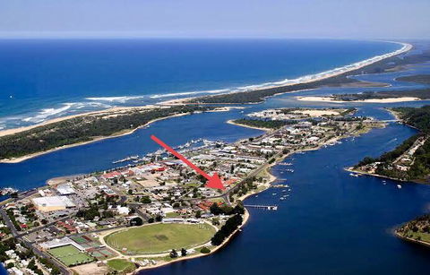 The Wheelhouse - 2BR Waterfront Apt In Town - QLD Tourism 16