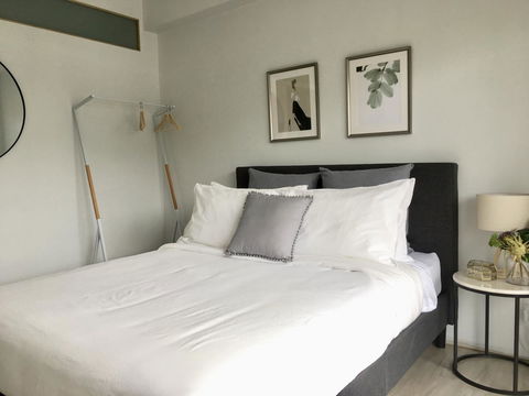 The Wheelhouse - 2BR Waterfront Apt In Town - QLD Tourism 9
