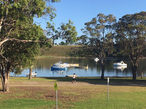 The Wheelhouse - 2BR Waterfront Apt In Town - QLD Tourism 20