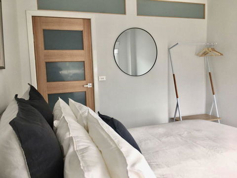 The Wheelhouse - 2BR Waterfront Apt In Town - QLD Tourism 5