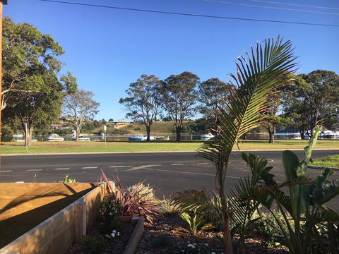 The Wheelhouse - 2BR Waterfront Apt In Town - QLD Tourism 15
