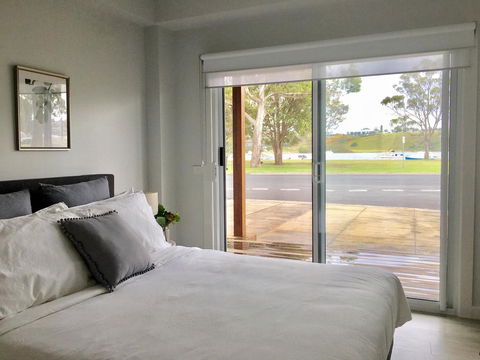 The Wheelhouse - 2BR Waterfront Apt In Town - QLD Tourism 3