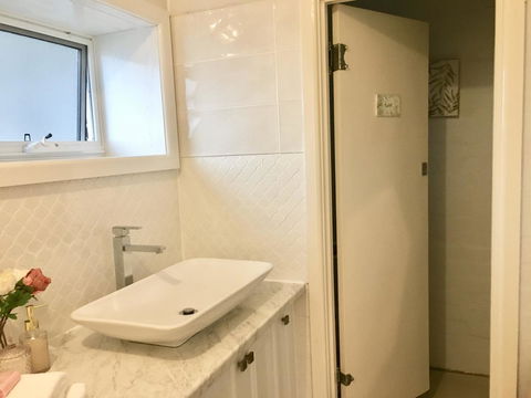 The Wheelhouse - 2BR Waterfront Apt In Town - QLD Tourism 12