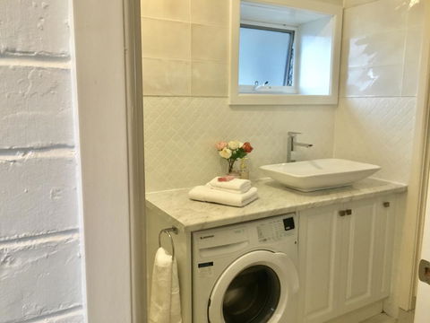 The Wheelhouse - 2BR Waterfront Apt In Town - QLD Tourism 13