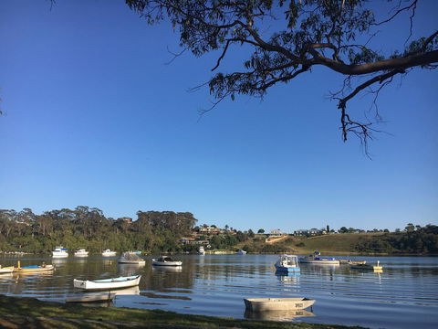The Wheelhouse - 2BR Waterfront Apt In Town - QLD Tourism 21