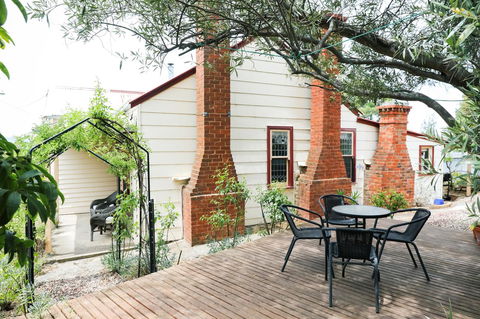 Miss Pym's Cottage - QLD Tourism 4