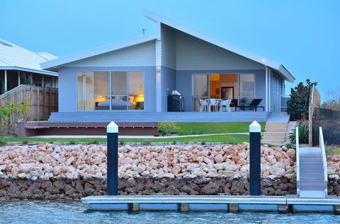 The Carnarvon Luxury Canal Home - Queensland Tourism 0
