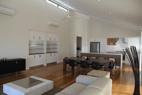 The Carnarvon Luxury Canal Home - Queensland Tourism 3
