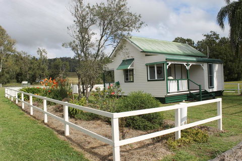 The Dollhouse Cottage - QLD Tourism 1