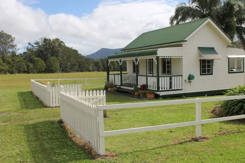 The Dollhouse Cottage - QLD Tourism 2