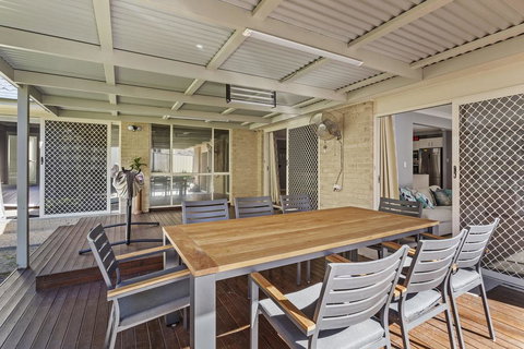 The Family Entertainer In The Heart Of Corlette! - Queensland Tourism 3