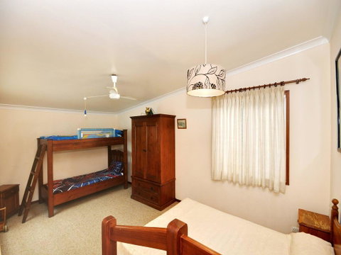 The Lakes Cottage - QLD Tourism 3