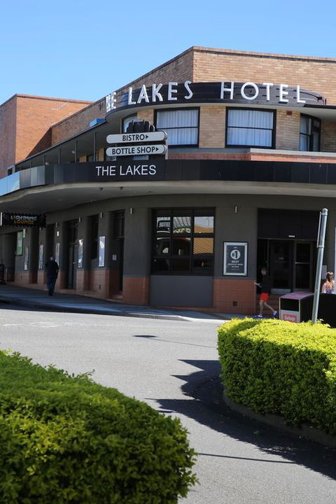 The Lakes Hotel - Queensland Tourism 3