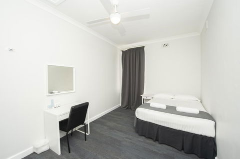 The Parade Hotel - QLD Tourism 3