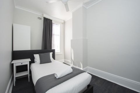 The Parade Hotel - QLD Tourism 1