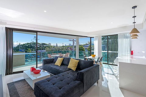 The Princess Of Bulimba - Executive 3BR Bulimba Apartment With Large Balcony Next To Oxford St - QLD Tourism 0