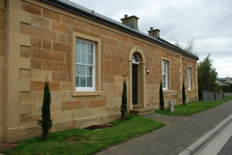 The Red Feather Inn - QLD Tourism 1