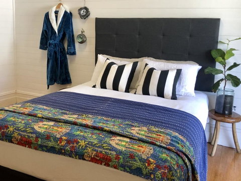 The Residence Stylish Comfort With Fireplace - QLD Tourism 3