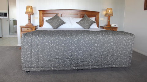 The Saltbush Motor Inn - QLD Tourism 0