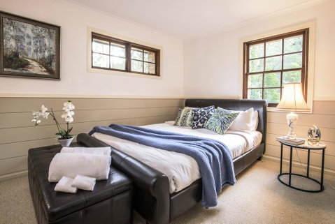 The Stone On The Hill - 3 Bedroom House - Queensland Tourism 3
