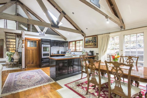 The Stone On The Hill - 3 Bedroom House - Queensland Tourism 2