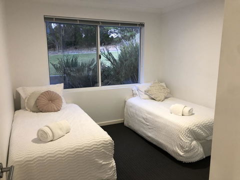 Three Bedroom, Two Bathroom Family Home - Queensland Tourism 3