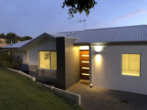 Three Bedroom, Two Bathroom Family Home - Queensland Tourism 0