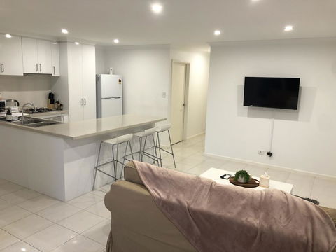 Three Bedroom, Two Bathroom Family Home - Queensland Tourism 1