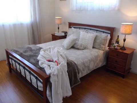 Tinaroo Sunset Retreat - Queensland Tourism 3