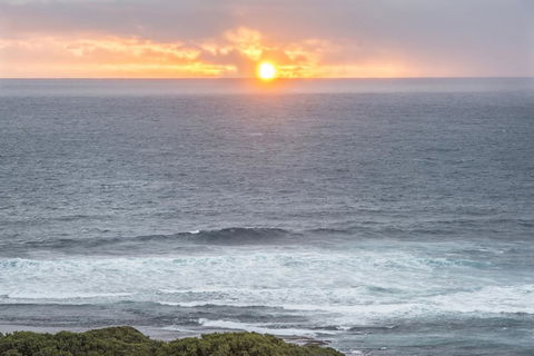 Top Of The Hill - Queensland Tourism 1