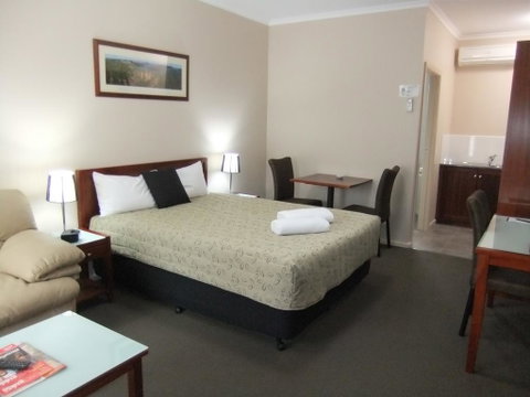 Top Of The Town Motel - QLD Tourism 2
