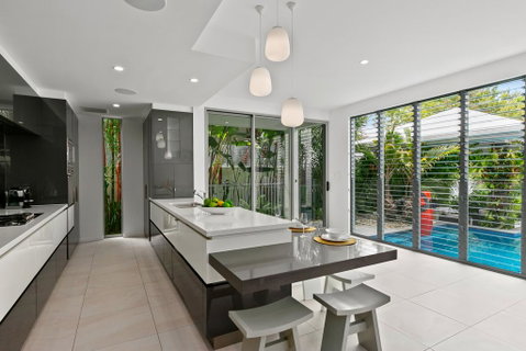 Tranquil Waters: Luxury Retreat In Oceans Edge - QLD Tourism 3