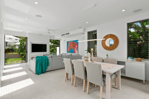 Tranquil Waters: Luxury Retreat In Oceans Edge - QLD Tourism 2
