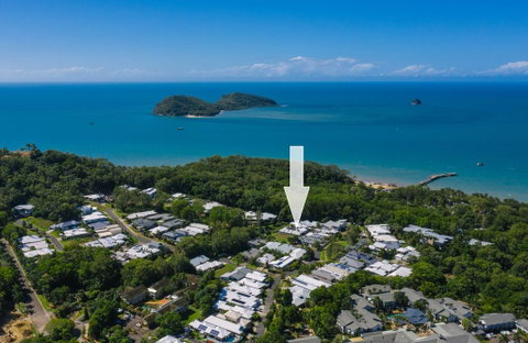 Tranquil Waters: Luxury Retreat In Oceans Edge - QLD Tourism 1