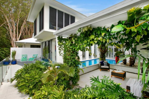 Tranquil Waters: Luxury Retreat In Oceans Edge - QLD Tourism 0
