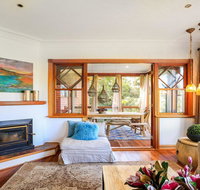 Treetops - elegant inviting designer cedar home - QLD Tourism