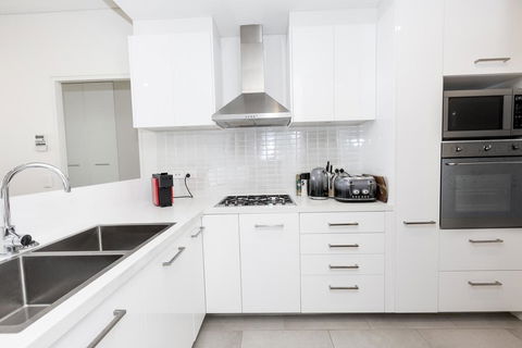 Trendy, Self Contained Inner City Apartment - Queensland Tourism 1