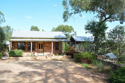 Trestrail Cottage B & B - QLD Tourism 0