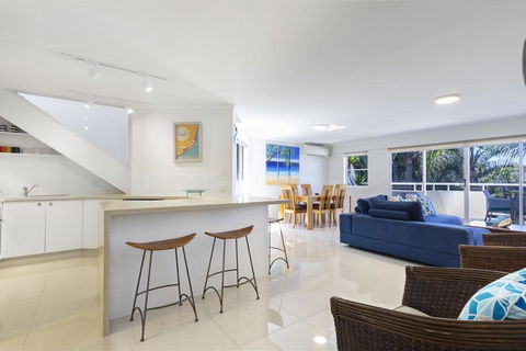 Tropical & Modern With Rooftop Terrace - QLD Tourism 3