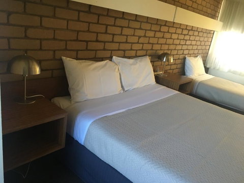 Tudor House Motel - QLD Tourism 0