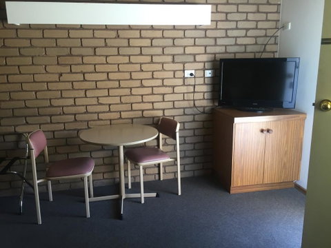 Tudor House Motel - QLD Tourism 1