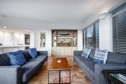 Tuscan Inspired Townhouse Minutes From The Beach - QLD Tourism 3
