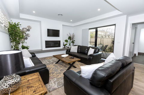 TWO TEN Sleeps 10! Luxury CBD Accommodation - Queensland Tourism 0