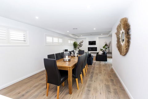 TWO TEN Sleeps 10! Luxury CBD Accommodation - Queensland Tourism 1