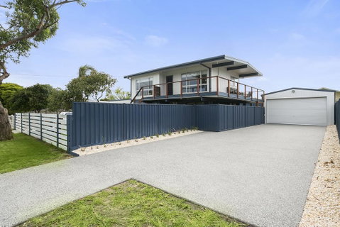 Upstairs Cottage On Beachurst - QLD Tourism 1