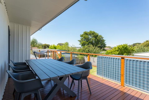 Upstairs Cottage On Beachurst - QLD Tourism 0