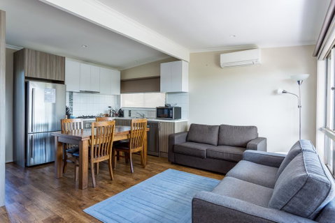 Upstairs Cottage On Beachurst - QLD Tourism 3