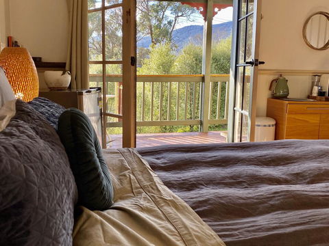 Valley Abode Large Studio Suite -private Ensuite - QLD Tourism 0